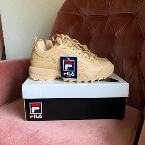 NEW WITH TAGS women’s Fila Disruptors